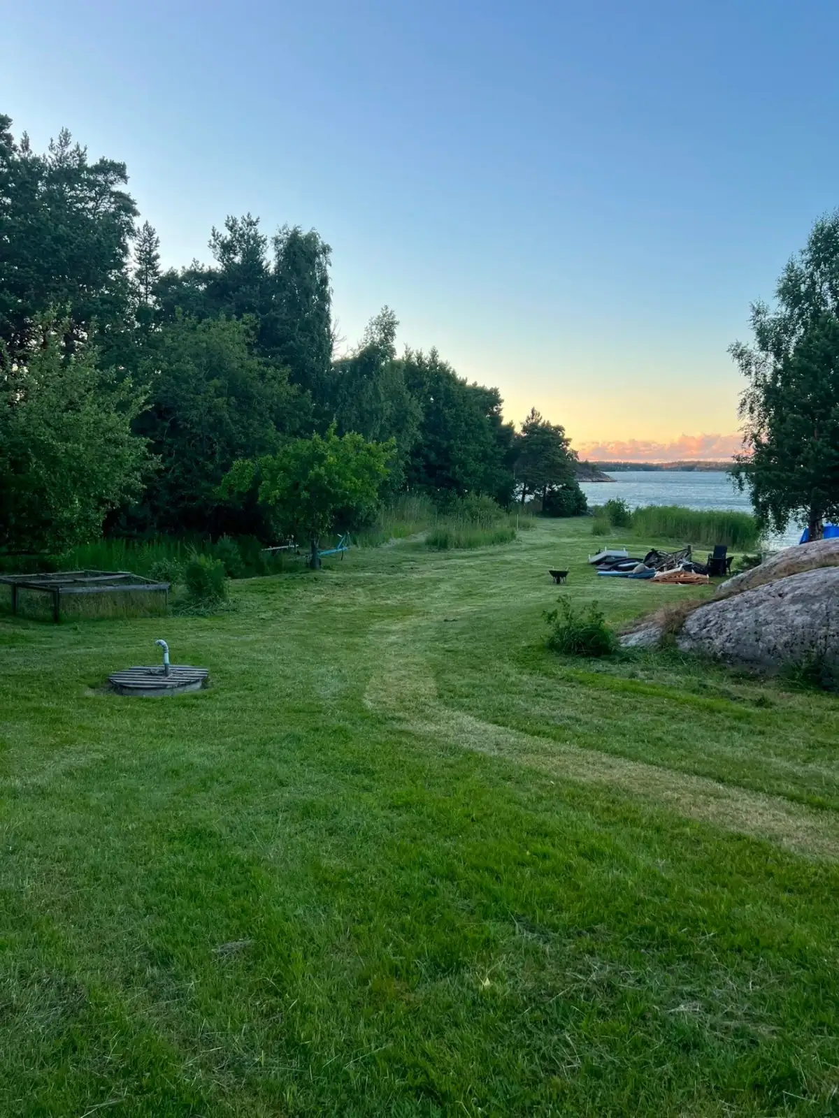 Välskött trädgård efter skötselbesök i Hemmesta, Värmdö