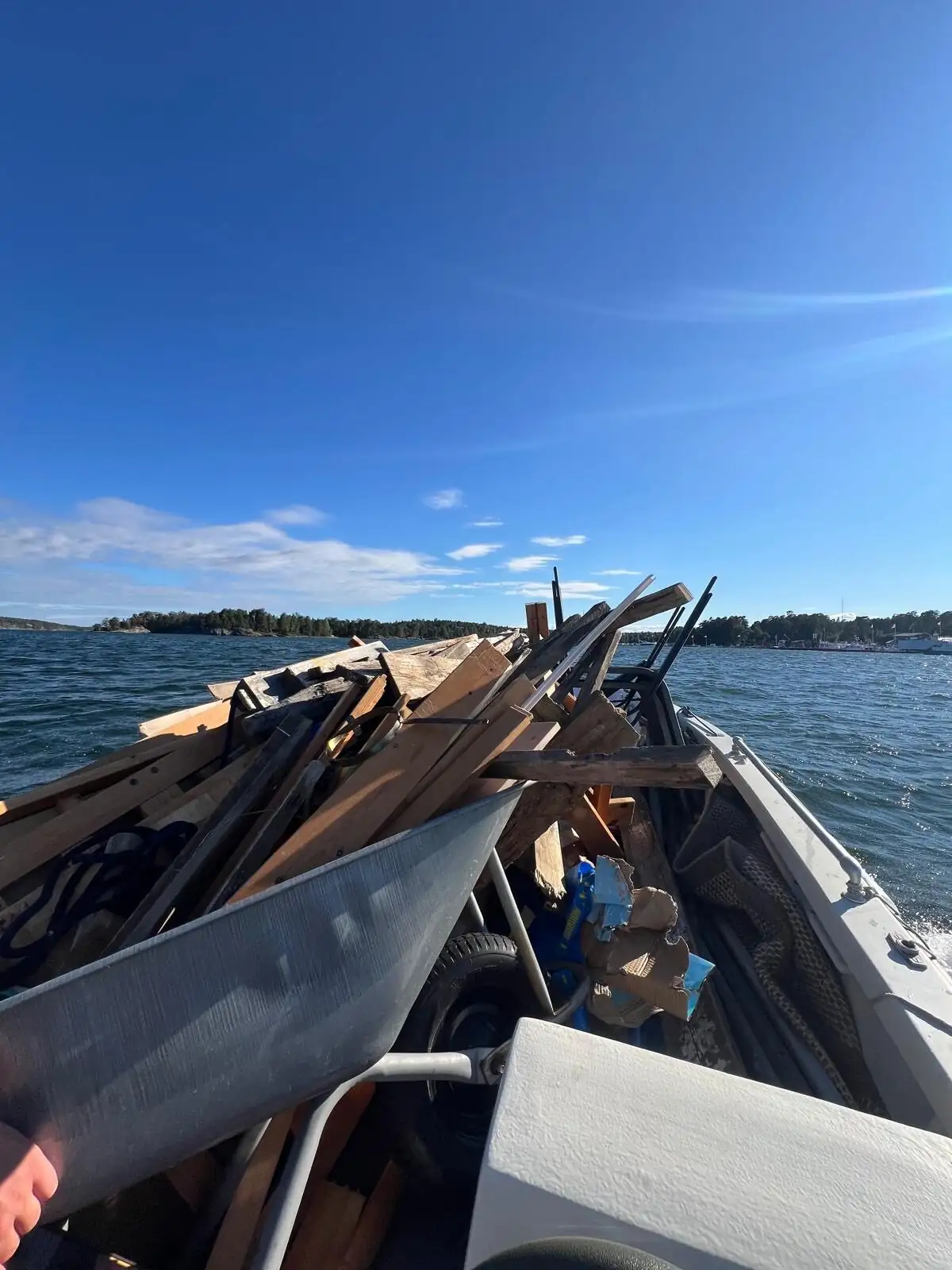 Bortforsling av ris med båt i skärgården